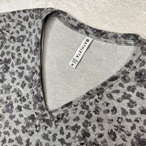 Athleta Womens Medium Sweatshirt V-Neck Gray Splatter Print Long Sleeve‎ Shirt